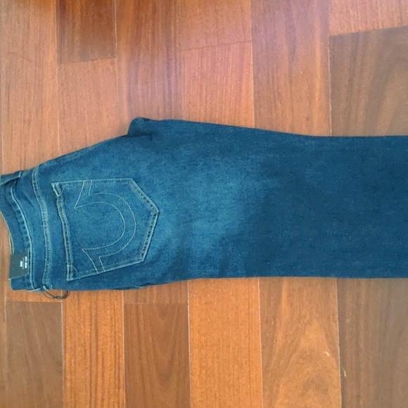 Relaxed straight, True religion jeans. (Waist 32 , length 34, never worn, new). - Picture 2 of 5